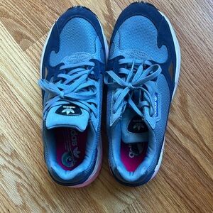 Adidas women’s size 8 blue with pink accents. Worn once but not outside